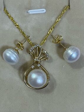 White South Sea Pearl Necklace 22" & White South Sea Pearl Stud Earrings